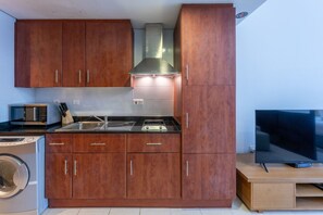 Fridge, microwave, stovetop, coffee/tea maker - Lake Terrace - Vibrant Studio (Jumeirah Lake Towers)