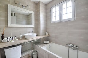 Free toiletries, hair dryer, towels - Rosa Carris - Triplex 7p, proche Château de Sceaux (L'Haÿ-les-Roses)