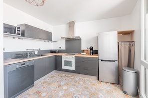 Kühlschrank, Mikrowelle, Ofen, Geschirrspüler