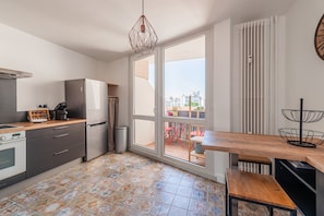 Kühlschrank, Mikrowelle, Ofen, Geschirrspüler