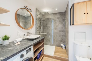 Hair dryer, towels - L'Abri de la Krutenau - charmant Triplex (Strasbourg)