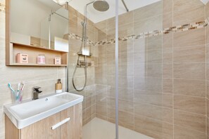 Hårføner og håndklær