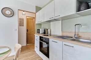 Fridge, microwave, oven, dishwasher - Au bon repos - Appt proche de la mer (Cabourg)