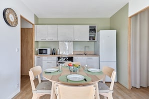 Fridge, microwave, oven, dishwasher - Au bon repos - Appt proche de la mer (Cabourg)