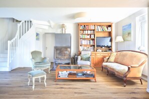 Télévision, cheminée, chaîne hi-fi