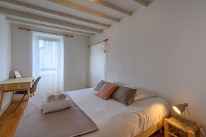 4 bedrooms, iron/ironing board, free WiFi, bed sheets
