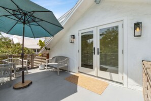 Terrace/patio - Charming Studio Apartment C - Steps to Beach & Dining (St. Simons Island)
