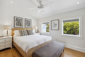 1 bedroom, desk, iron/ironing board, WiFi - Charming Studio Loft C / Steps to Beach & Dining (St. Simons Island)