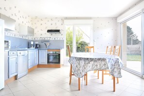 Frigorífico, microondas, horno y lavavajillas