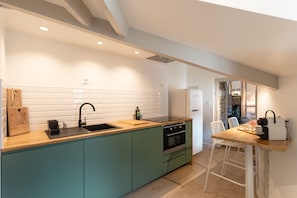 Fridge, microwave, oven, coffee/tea maker