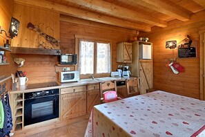 Fridge, microwave, oven, dishwasher - Chalet Charmilles - Chalet vue sur montagne (Le Menil)