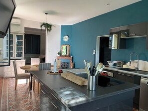 Kjøleskap, mikrobølgeovn, ovn og kokeplater