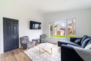 TV, offices - Modern 2 Bdrm Home/Apt 20 mins to falls (Welland)