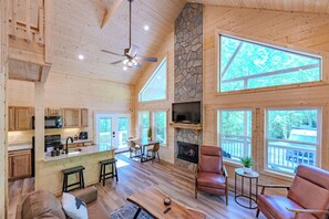 Smart TV, fireplace - Cozy chalet minutes to hiking trails (Bryson City)