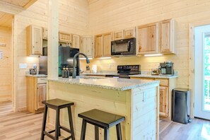 Fridge, microwave, oven, stovetop - Cozy chalet minutes to hiking trails (Bryson City)