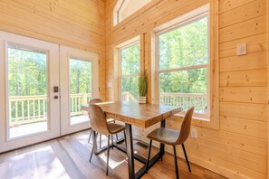 Dining - Cozy chalet minutes to hiking trails (Bryson City)