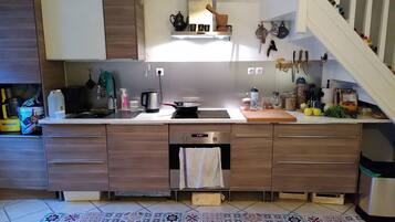 Een oven, een kookplaat, een vaatwasser