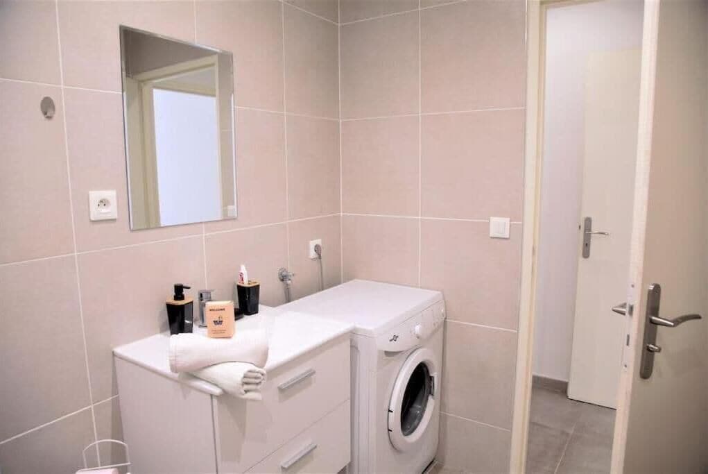 Sèche-cheveux, serviettes fournies