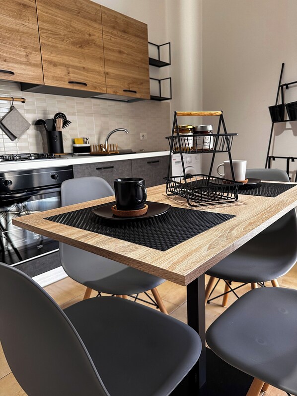 Kühlschrank, Ofen, Herdplatte, Wasserkocher mit Kaffee-/Teezubehör