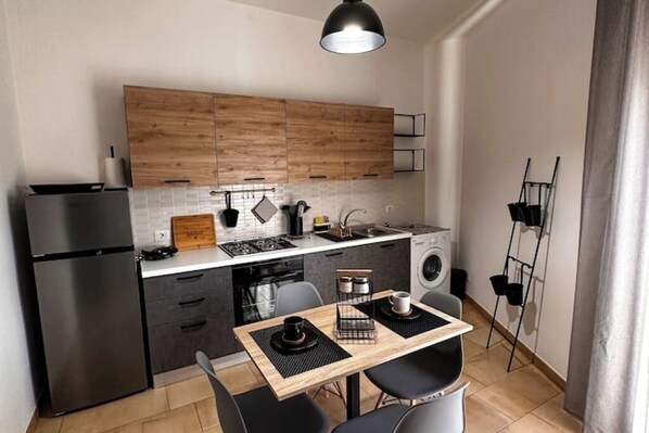 Een koelkast, een oven, een kookplaat, een koffiezetapparaat/waterkoker