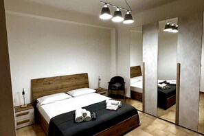 2 slaapkamers, een bureau, een strijkplank/strijkijzer, wifi