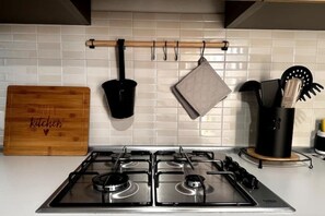 Kühlschrank, Ofen, Herdplatte, Wasserkocher mit Kaffee-/Teezubehör