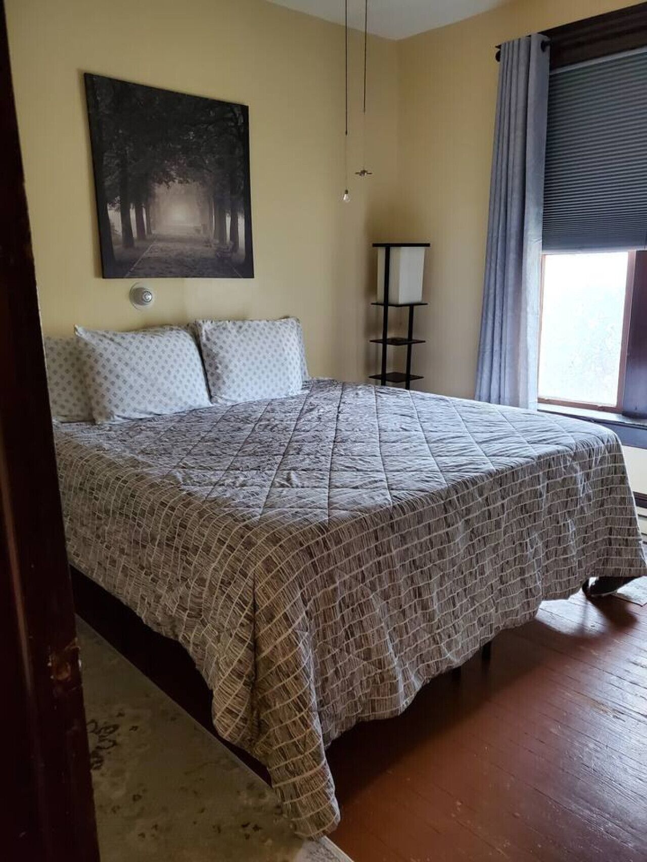 2 bedrooms, desk, iron/ironing board, travel crib