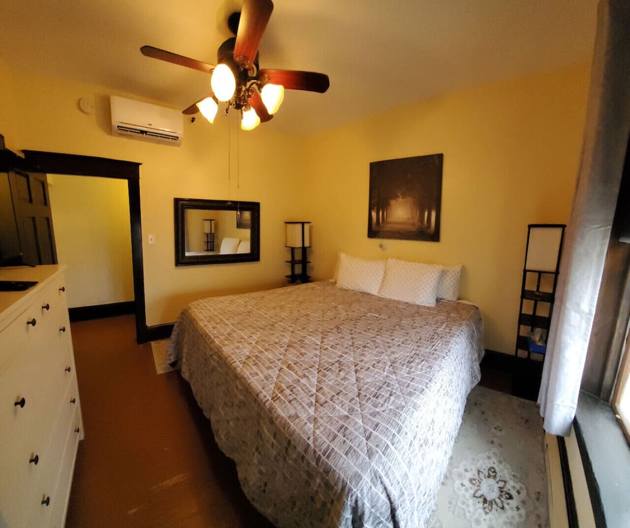 2 多间卧室、办公桌、熨斗/熨衣板、旅行婴儿床