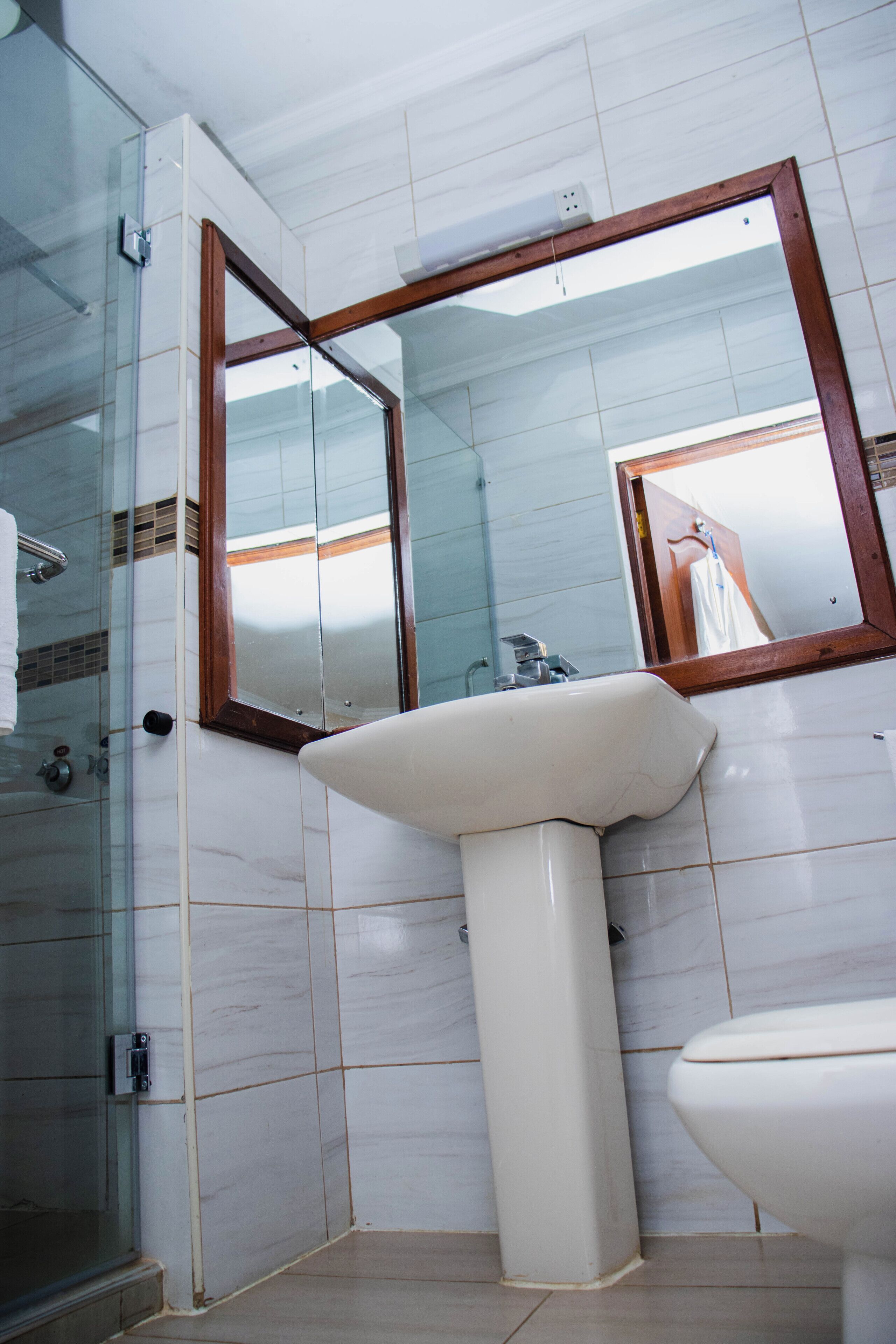 Chambre Confort Double ou avec lits jumeaux, vue ville | Salle de bain | Douche, sèche-cheveux, chaussons, serviettes fournies