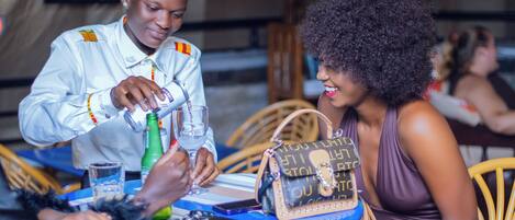 2 restaurants servant le petit déjeuner, spécialités Cuisine africaine
