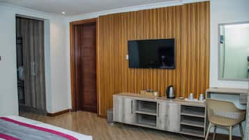 Deluxe Double Room | Individually decorated, individually furnished, desk, laptop workspace