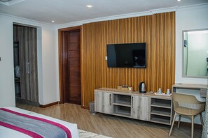 ห้องดีลักซ์ดับเบิล | ห้องพักตกแต่งอย่างมีเอกลักษณ์, ตกแต่งพิเศษโดยเฉพาะ, โต๊ะทำงาน
