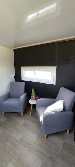 Deluxe Suite, Garden View | Living area