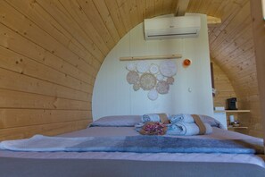 1 bedroom, bed sheets - Sleeping in a Barrel - Antiche Vigne Pironti Magliocco (Marzi)