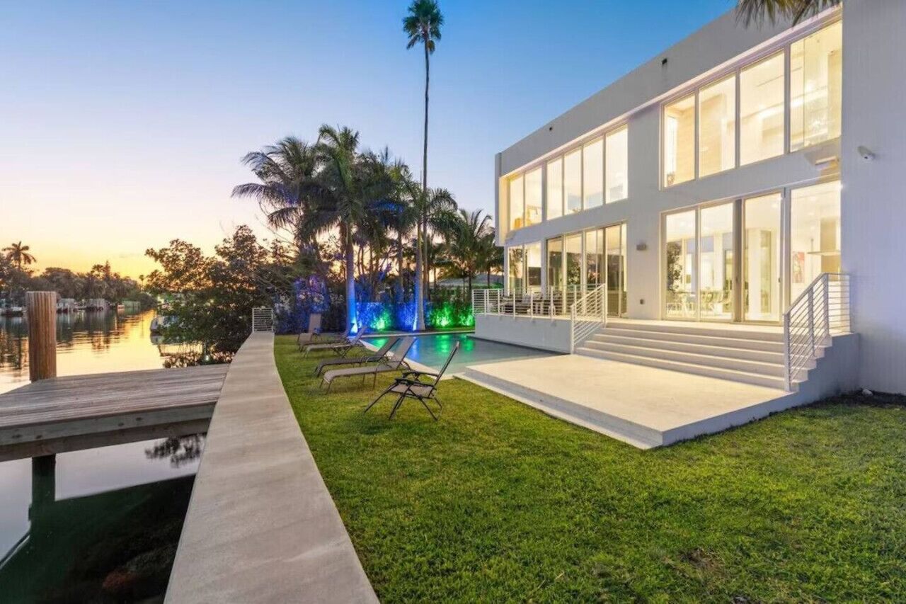 Stunning 6br Waterfront villa