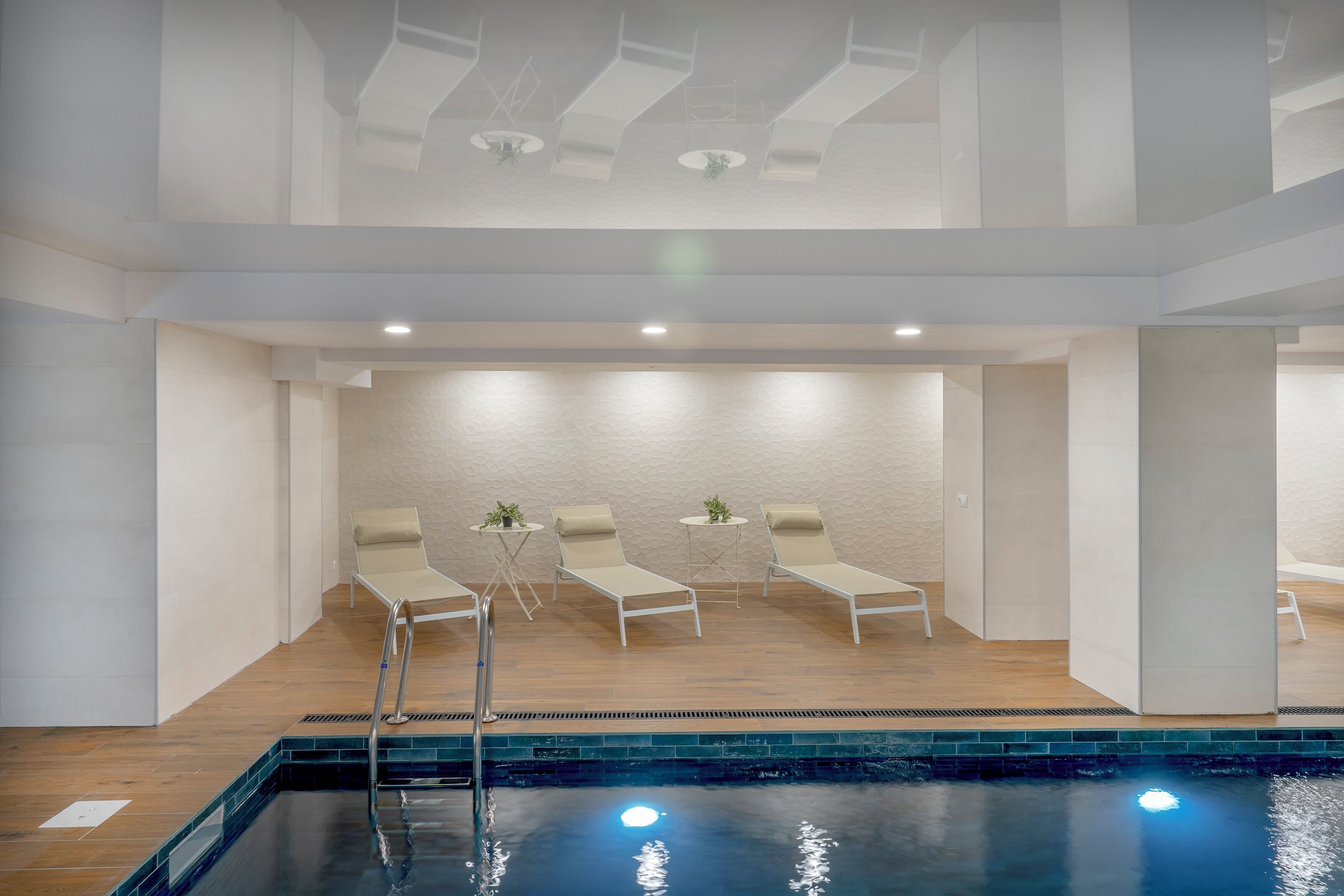 Una piscina cubierta