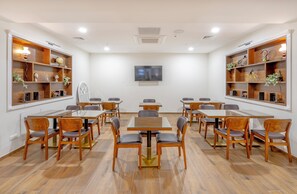 Tägliches Frühstücksbuffet (40 USD pro Person)