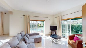 TV, fireplace - Villa Sao Miguel (Albufeira)