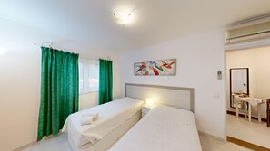 1 slaapkamer, een strijkplank/strijkijzer, reisbedje, gratis wifi