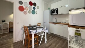 Fridge, microwave, oven, coffee/tea maker