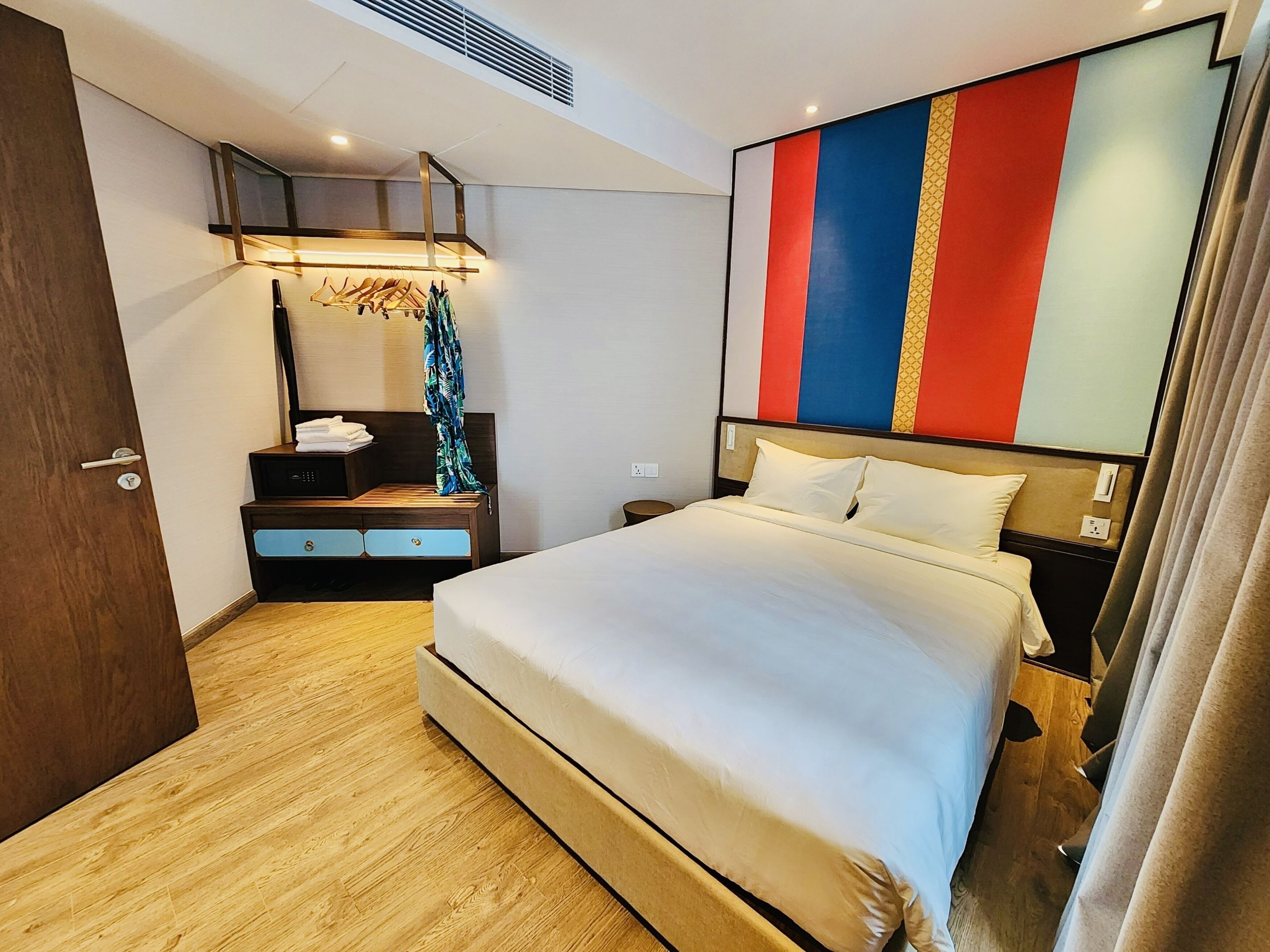 华丽公寓, 泳池景观 | 迷你吧、办公桌、笔记本电脑工作区、隔音