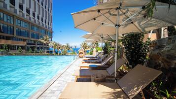 5 piscinas al aire libre, guardavidas en la propiedad