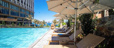 5 outdoor pools, lifeguards on site