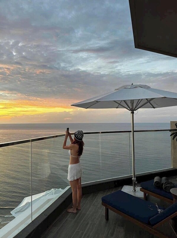 5 outdoor pools, lifeguards on site