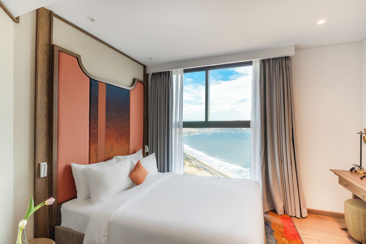 Minibar, escritorio y espacio para trabajar con laptop