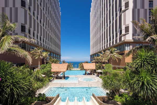 5 outdoor pools, lifeguards on site