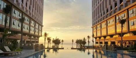 5 piscinas al aire libre, socorrista en las instalaciones