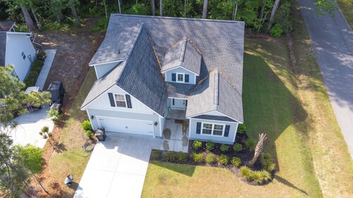 Spacious 4BR, 3BA Pawleys Island vacation rental near beaches and top-rated golf courses like Caledonia and True Blue—ideal for coastal getaways, golf trips, and family beach vacations.