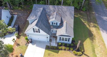 Spacious 4BR, 3BA Pawleys Island vacation rental near beaches and top-rated golf courses like Caledonia and True Blue—ideal for coastal getaways, golf trips, and family beach vacations.