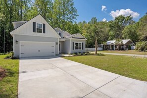 Exterior - Top-rated Pawleys Island 4BR/3BA vacation home. Minutes from pristine beaches, Caledonia Golf & Fish Club & True Blue Golf Club. Near Murrells Inlet dining, Brookgreen Gardens & Huntington Beach State Park. Sleeps 10. Instant book — dates fill fast! (Pawleys Island)